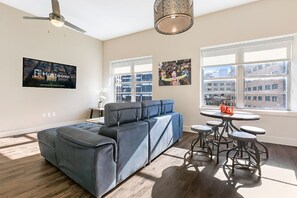 Living room/dining area