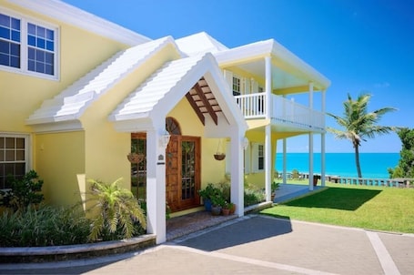 SeaView..... A Bermudiful Dream Home!