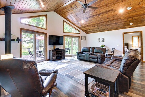 Merrifield Vacation Rental | 2BR | 2BA | 1,550 Sq Ft | 1 Minor Step to Enter