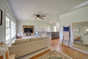 Living Room | Smart TV | Free WiFi | Central Heat & A/C