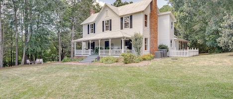 Pittsboro Vacation Rental | 3BR | 2BA | 2,860 Sq Ft | Stairs Required