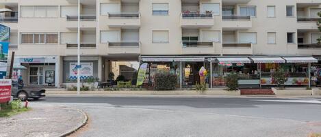 Propiedad, Edificio, Ventana, Planta, Asfalto, Diseño Urbano, Superficie De La Carretera, Condominio, Barrio Residencial, Fachada