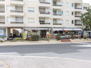 Pflanze, Gebäude, Fenster, Urban Design, Nachbarschaft, Bürgersteig, Strassenbelag, Wohngebiet, Asphalt, Eigentumswohnung