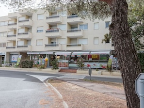 Gebäude, Fenster, Pflanze, Baum, Urban Design, Strassenbelag, Nachbarschaft, Wohngebiet, Öffentlicher Raum, Eigentumswohnung