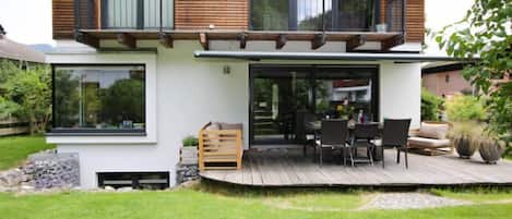 Ferienhaus 200 qm mit drei Schlafzimmern-Außenansicht Terrasse