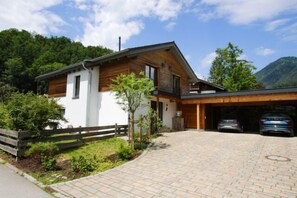 Ferienhaus 200 qm mit drei Schlafzimmern-Außenansicht Carport