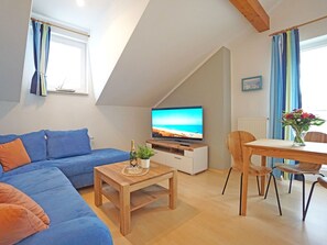 Wohnzimmer mit Esstisch, Wohnung 11, Villa Madeleine, Am Dünenstrand