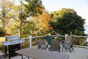 Patio w/ fire pit and grill