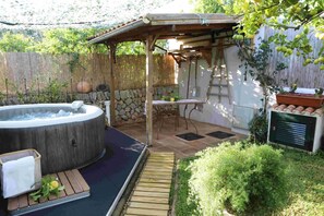 Outdoor spa tub