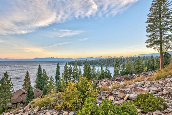 lake views for miles. No lake access from here.