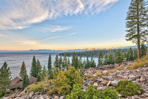 lake views for miles. No lake access from here.