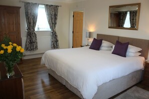 Jacobswell House - Master Bedroom En suite