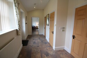 Swallow Cottage - Hallway