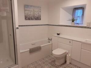 Maltpool Cottage - Family Bathroom