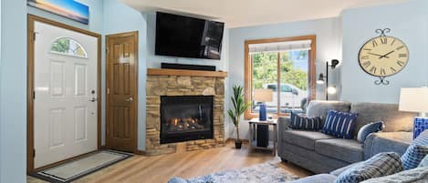 Welcome to The Retreat at Sunshine Creek! Comfortable living space includes a Smart TV, gas fireplace and a pull-out couch for extra sleeping space