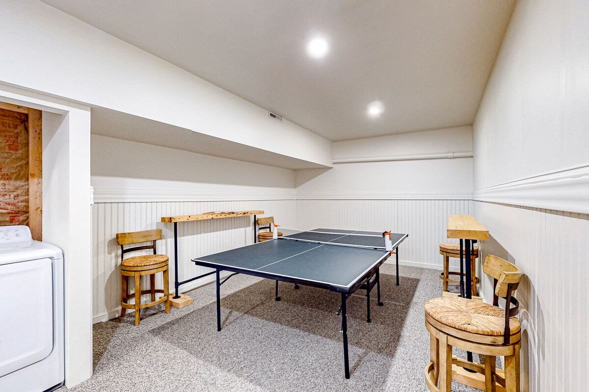 Ridgeview | Newer home in Whitefield with hot tub, firepit & mountain views