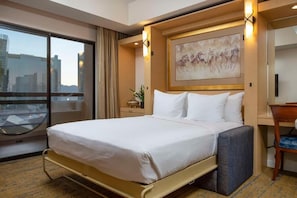 Unit with Queen size bed. Exact unit will be assigned upon arrival. Views, colors and decor may vary.