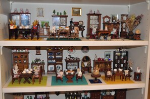 Approximately 1,000 miniatures are available