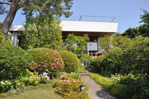 Relaxed appearance surrounded by trees