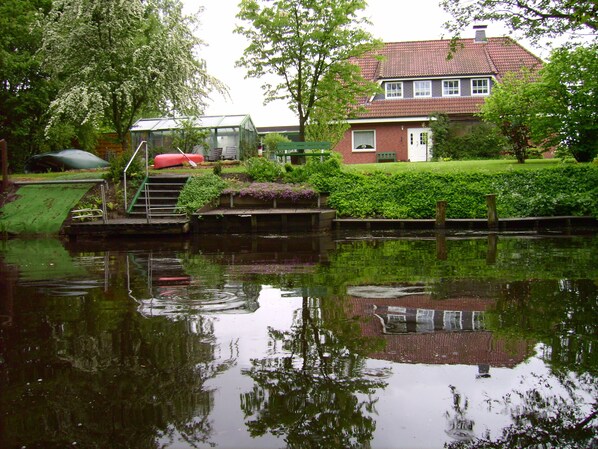 Blick von der Medem zum Haus