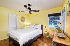 Queen bedroom with comfortable sheets