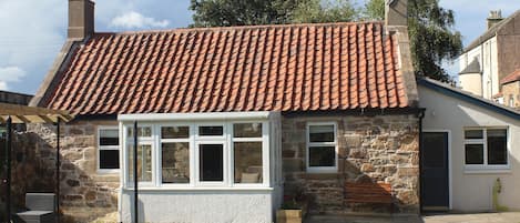 Carpenter's Cottage is a a traditional stone built cottage