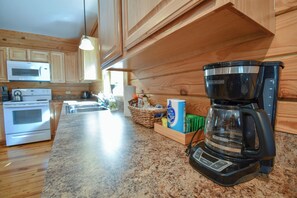 Drip coffee pot provided with classic roast ground coffee. 