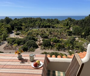 Vue de la terrasse sur le jardin et la mer à la Casa Galo Verde