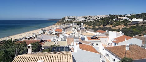 Aussicht von Casa Sereia Mar auf Salema und das Meer