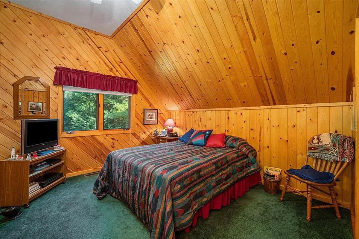 Treehouse feel, sleeps 10! Near Crystal Lake’s South Shore public beach and CSA.