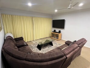 Upstairs entertainment area
65 inch Smart TV
Netflix 
Disney channels
Kayo Sport