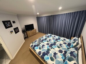 Main Bedroom 
King Size Bed
Smart TV