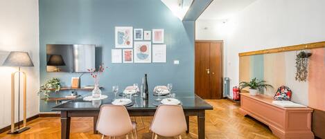 Casa Emilia - Il soggiorno è spazioso e luminoso. La smart TV 50" ha l'abbonamento Netflix incluso.