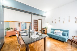 Casa Emilia – Ein bequemes Sofa und ein wunderbarer Vintage-Sessel zum Entspannen.