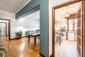Casa Emilia – Der Eingang zum Haus öffnet sich zur Küchenzeile und zum Wohnzimmer.