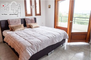 Schlafzimmer 1 im Obergeschoss mit Balkon