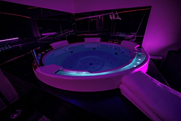 Indoor spa tub