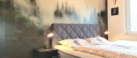 Schlafzimmer Schwarzwald (Tapete) mit Boxspringbett 180x200cmTonnentaschenfedern