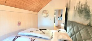 Schlafzimmer Schwarzwald mit Blick Richtung Bad und Küche. Links Einbauschranck.