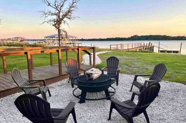 Coastal waterfront paradise! Watch the dolphins jump while grilling and chilling