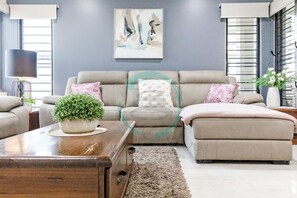 Zenhouse: 4BR Stylish Work/Family Home in Muirhead-Unwind in the spacious living area flooded with natural light and contemporary furnishings