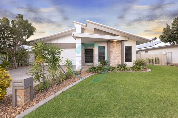Zenhouse: 4BR Stylish Work/Family Home in Muirhead -Discover serenity and style at Zenhouse, our 4BR haven in Muirhead, perfect for both work and family retreats. Experience modern comfort and tranquility in every corner.