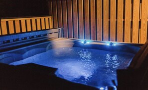 Indoor spa tub