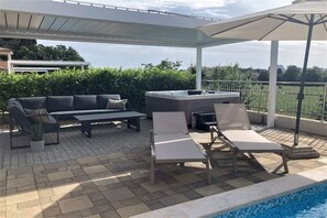 Outdoor spa tub