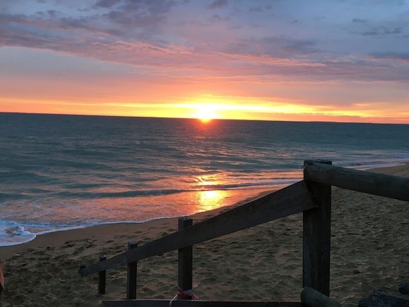 La plage en face de la maison avec son levée de soleil !