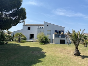 Vue de la propriété, la villa vue mer est l'aile droite à l'étage.