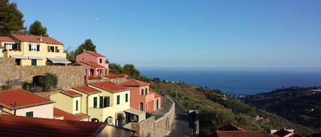 casa gialla in alto con vista mare 