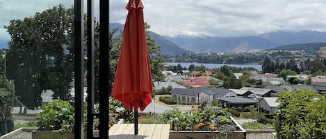 Enjoy the comfort of the sofa to soak up the lake and mountain views of Wānaka.
