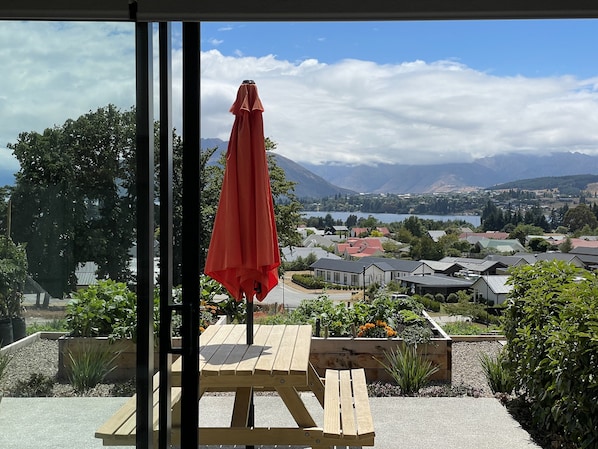 Enjoy the comfort of the sofa to soak up the lake and mountain views of Wānaka.
