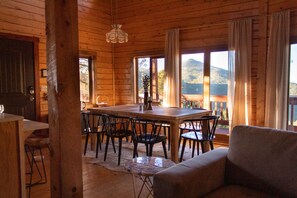 Savor Every Moment in the Lap of Luxury: Our Rustic Dining Haven in the Cabin Retreat 🍽️🏞️✨